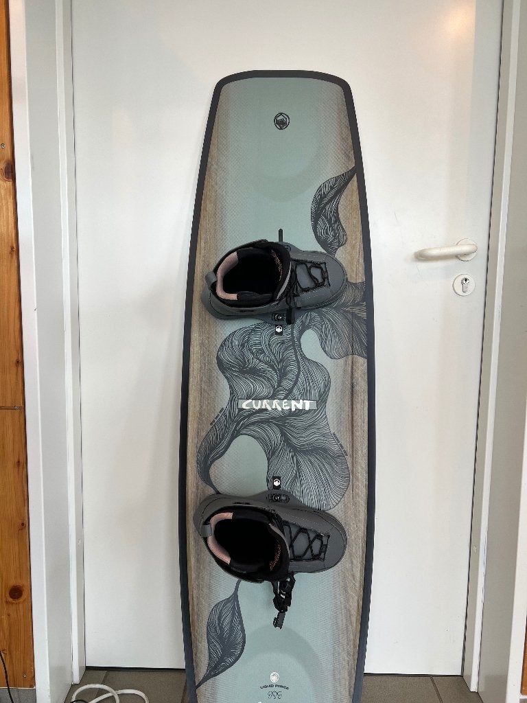 Planche et chausse de wakeboard, Watersport en Boten, Wakeboarden, Ophalen of Verzenden, Zo goed als nieuw, Board en Schoenen