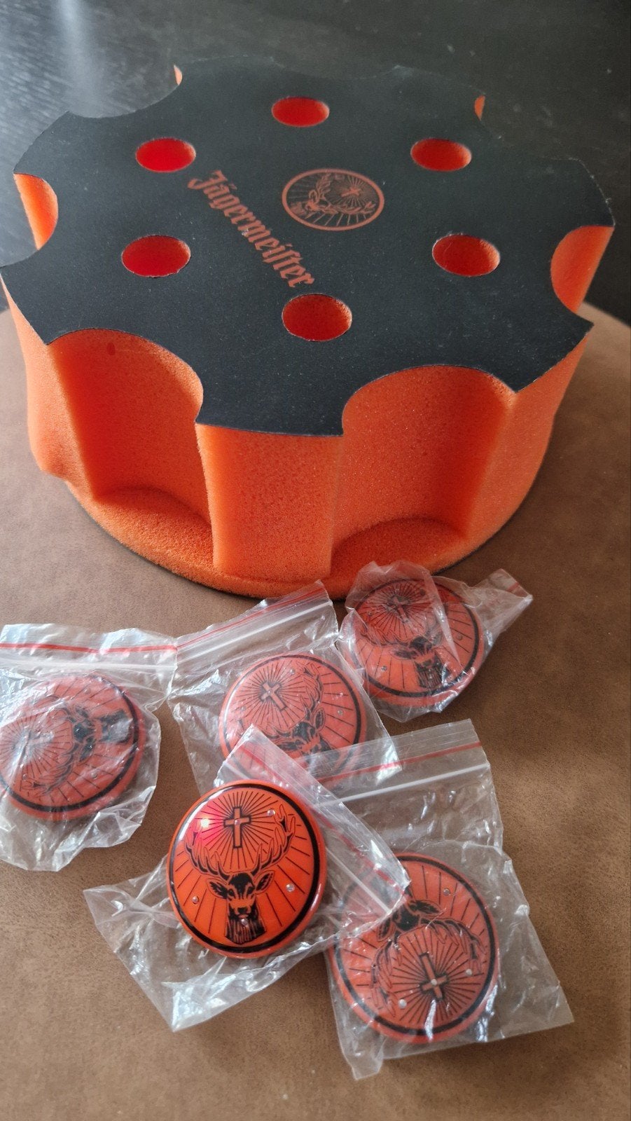 Jägermeister houder voor drankbuisjes en pins met licht, Verzamelen, Speldjes, Pins en Buttons, Ophalen