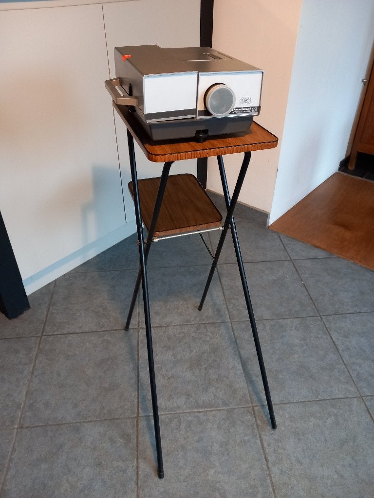 oude dia projector met projectiescherm, tafeltje en laders, Enlèvement, Utilisé, Avec écran