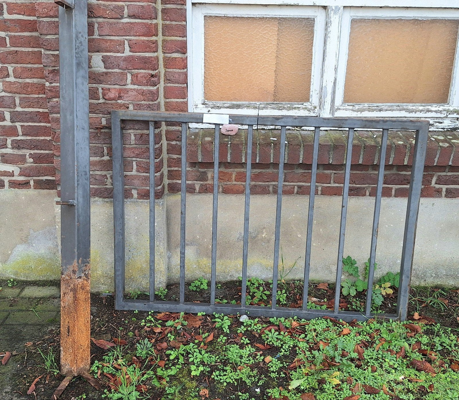 Metalen hek met paal en ophangbeugels, maat 0,9 m x 1,35 m, Tuin en Terras, Ophalen