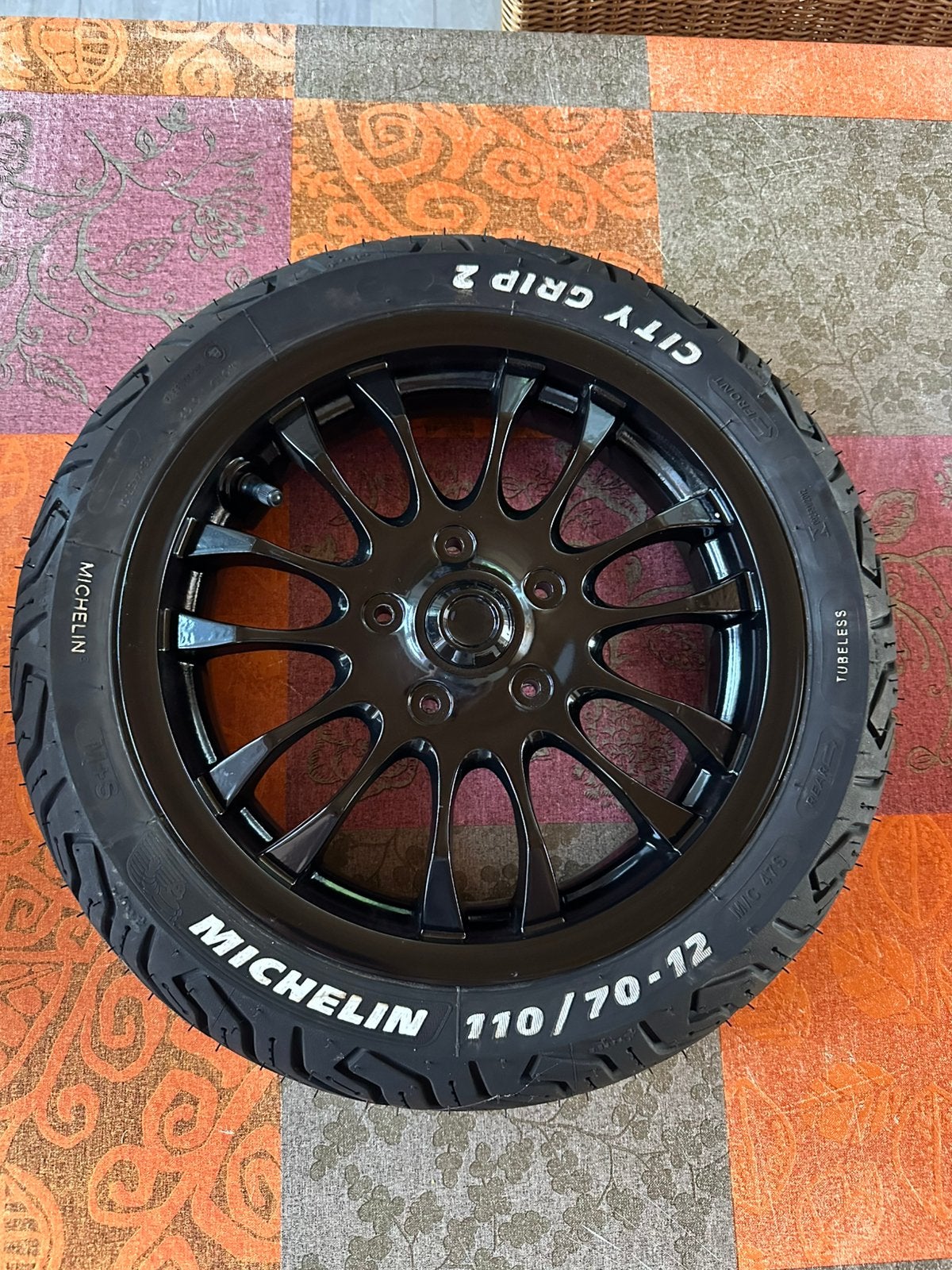 Nieuwe vespa velg met nieuwe band, Ophalen