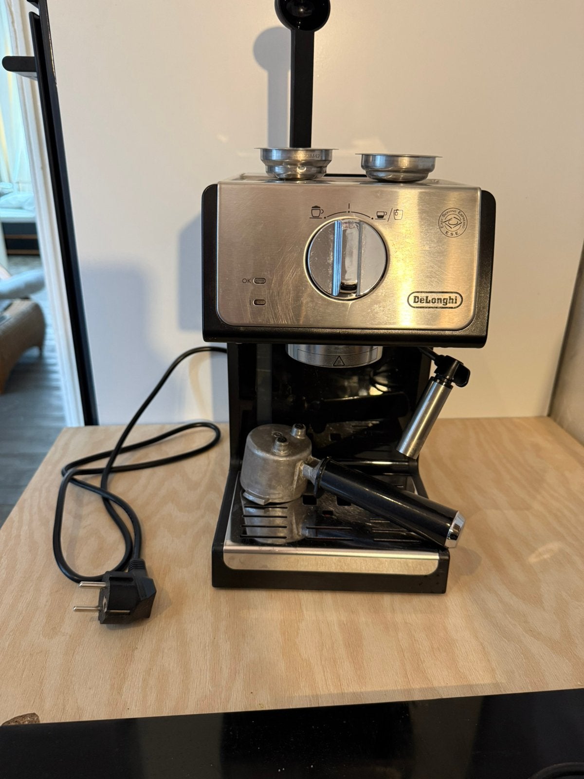 DeLonghi espressomachine en melkopschuimer, Ophalen, Zo goed als nieuw
