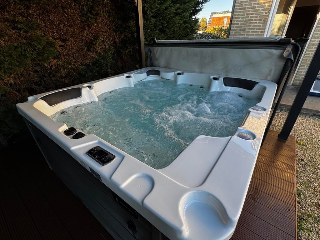 Royalty Wellness spa /jacuzzi Toronto te koop!, Ophalen, Zo goed als nieuw
