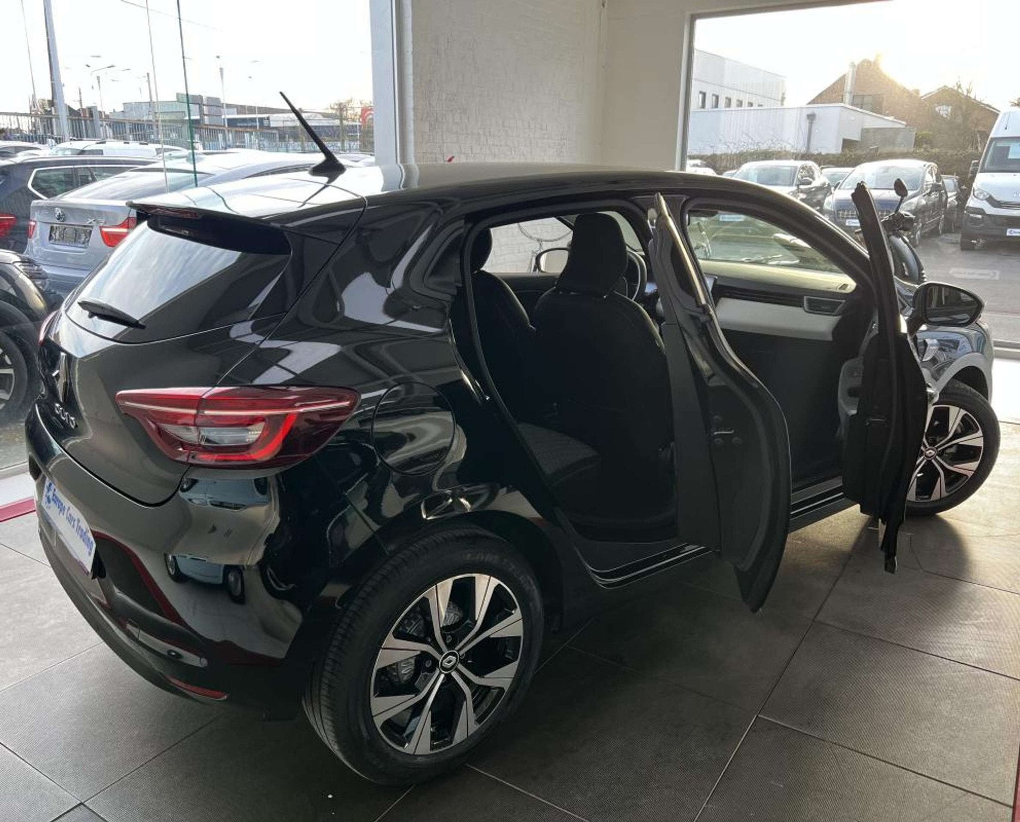 Renault Clio V LIMITED 1.0Tce 90Ch PREMIERE MAIN GPS CARPLAY, Auto's, Stof, Gebruikt, Zwart, Zwart