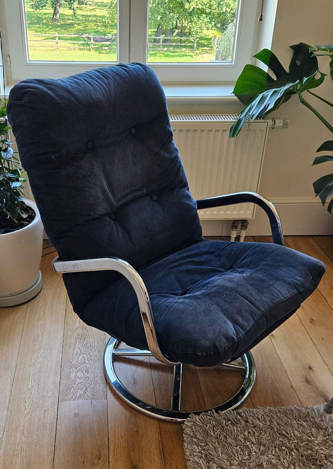 Fauteuil pivotant confortable, velours noir en parfait état, Enlèvement