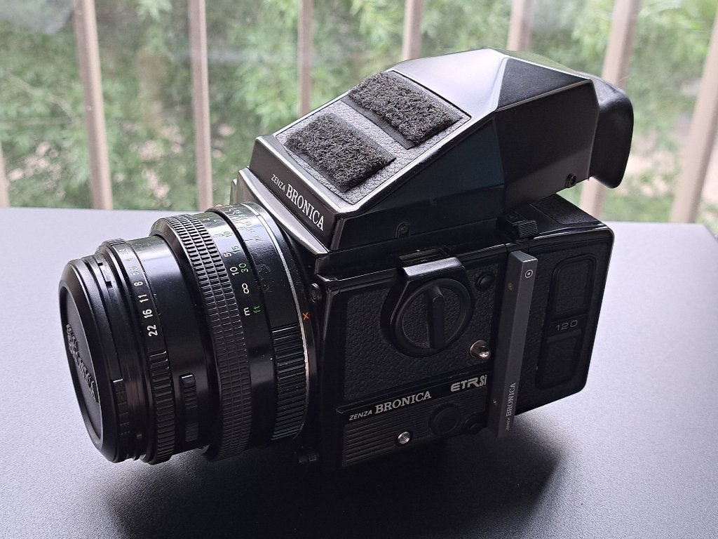 Zenza Bronica eTRSI + PE 75mm f/2.8, fond et boîtier, Enlèvement ou Envoi, Utilisé, Polaroid, Autres Marques
