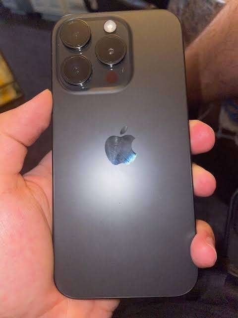 iPhone 16 Pro 128 Go Noir Titane - Garantie jusqu'en 2028, IPhone 16 Pro, 128 GB, Enlèvement ou Envoi, Utilisé