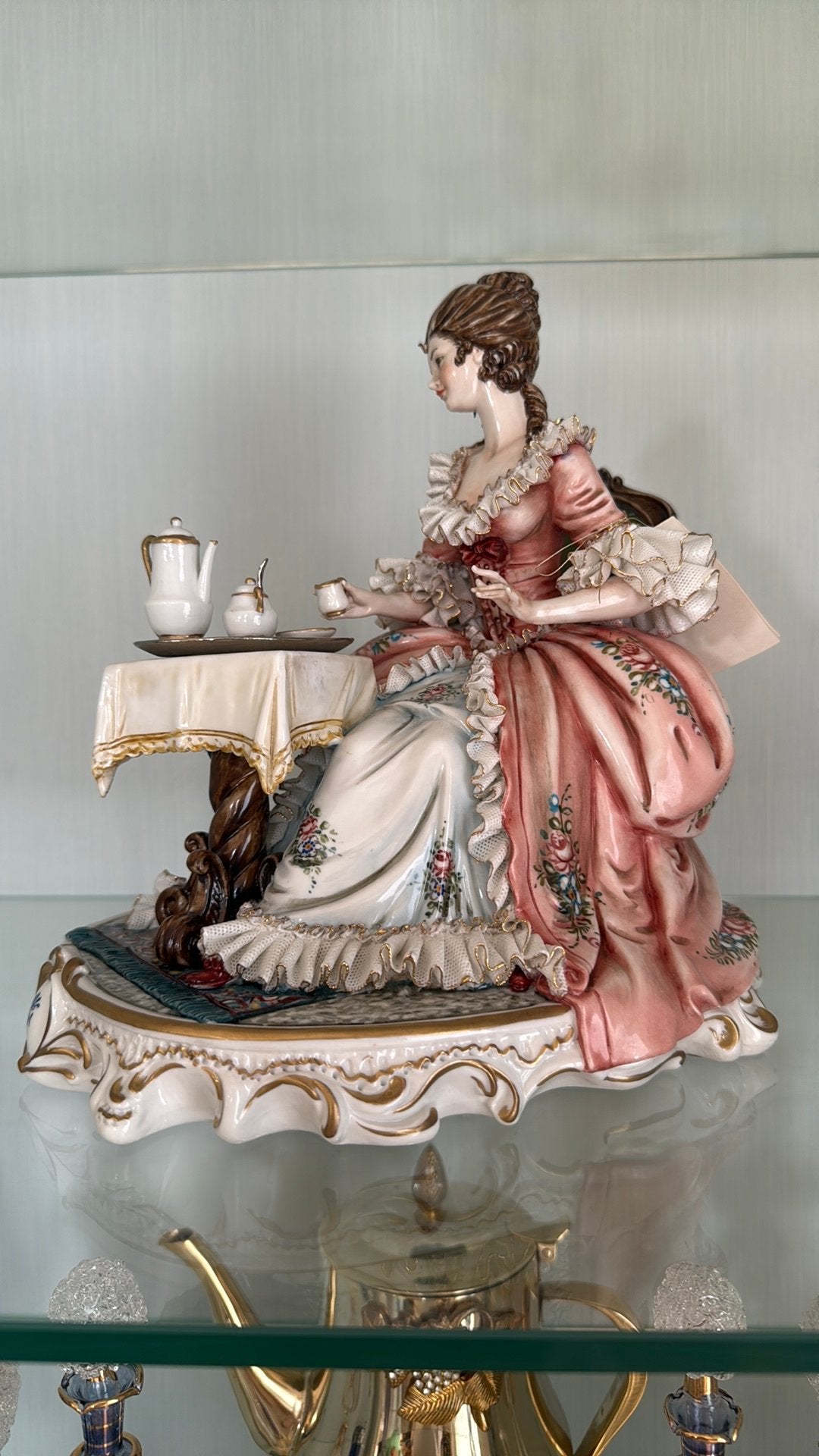 Porcelaine G. Cortese femme avec table à thé » (Capodimonte), Enlèvement