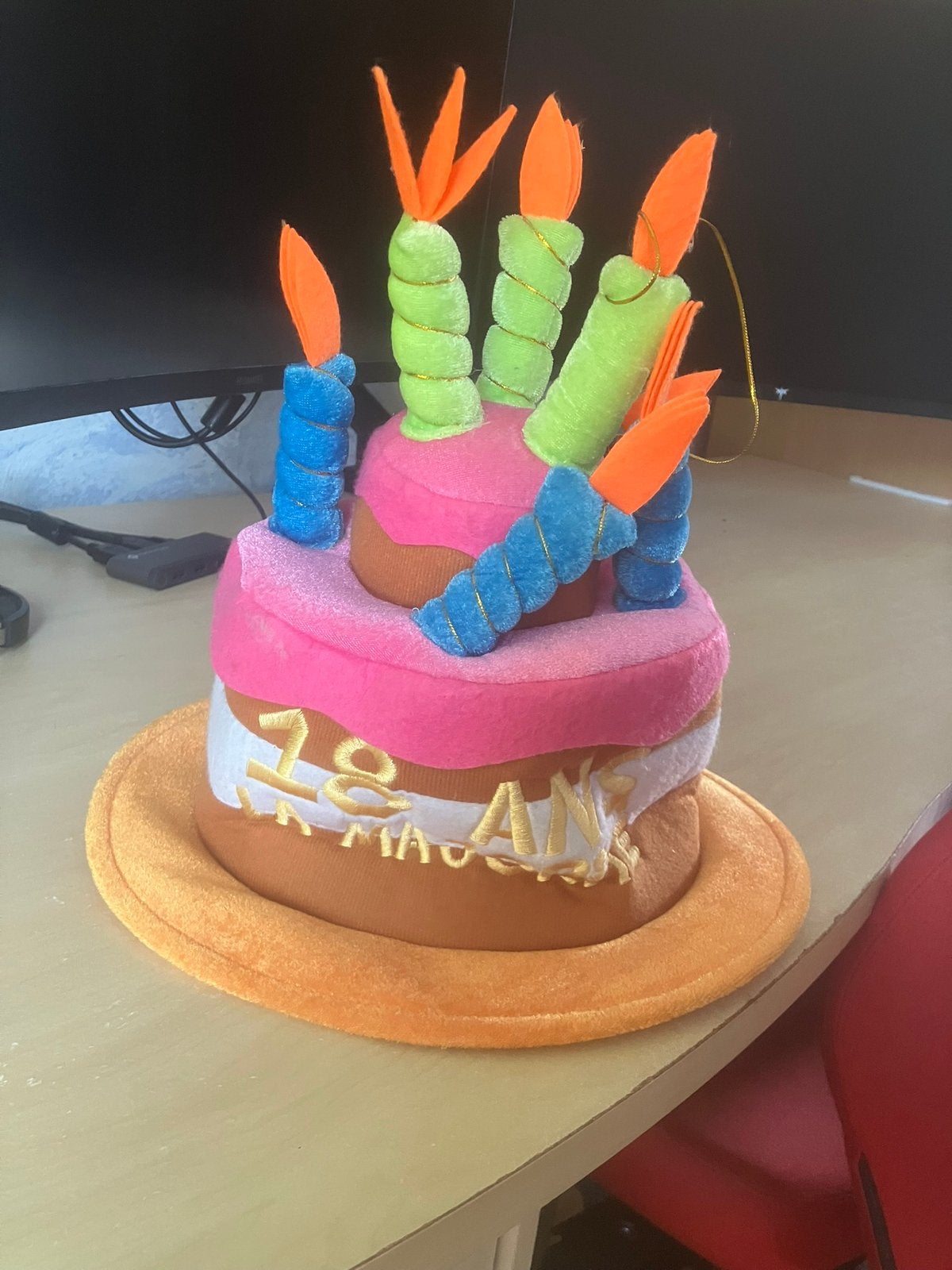 Chapeau 18 ans, Hobby & Loisirs créatifs, Enlèvement, Comme neuf