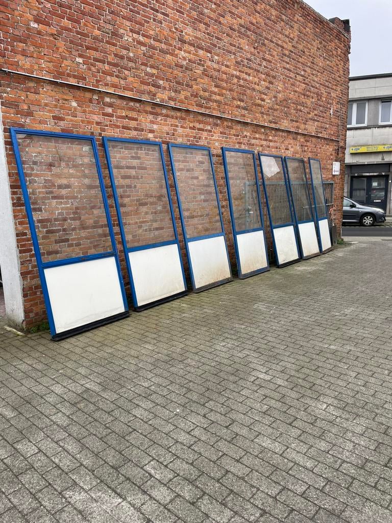 Glazen wand in panelen ijzeren voet