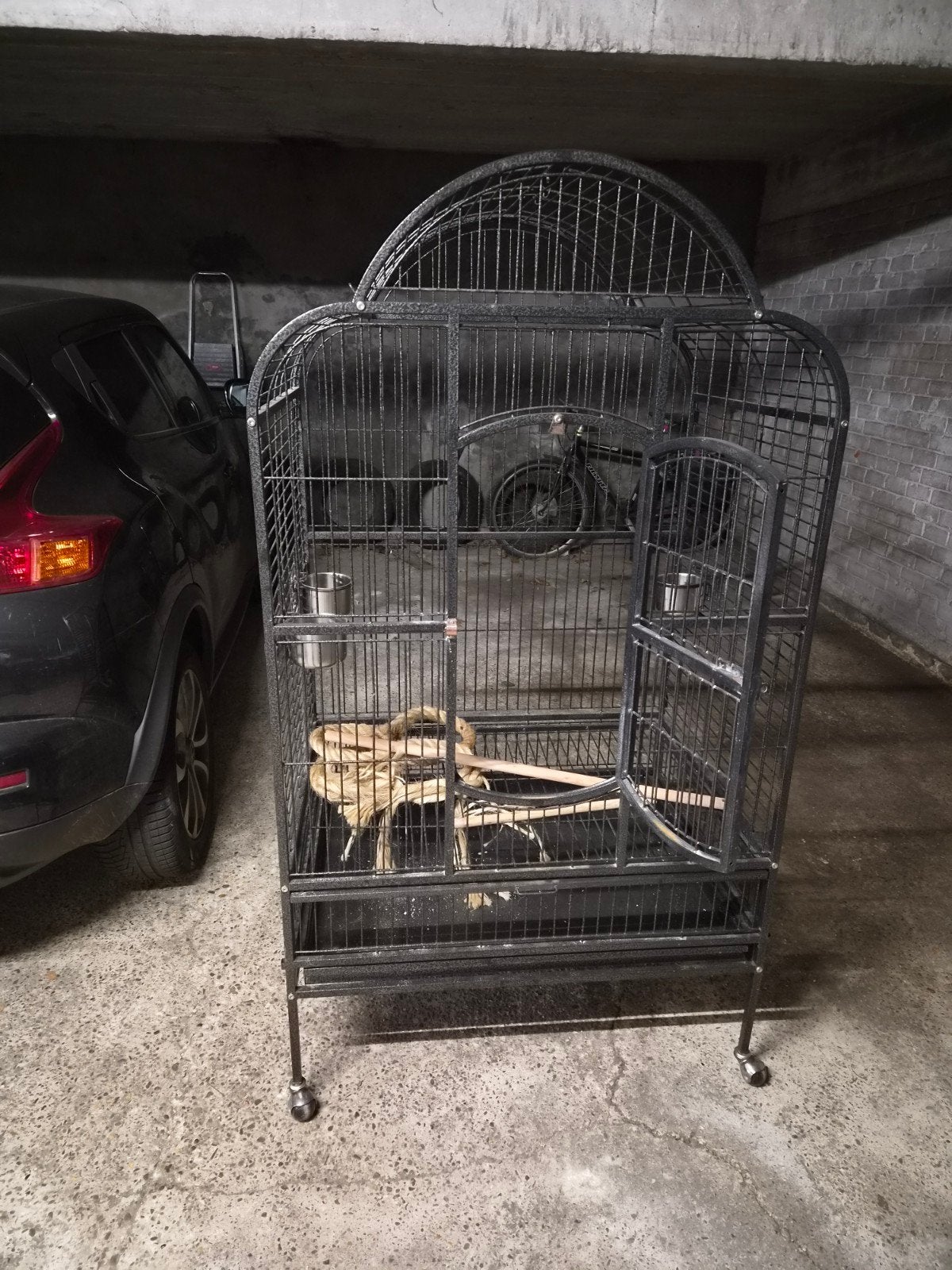 Grote papegaaienkooi met papegaaienstandaard – geschikt voor, Ophalen, Gebruikt, Aluminium, Vogelkooi