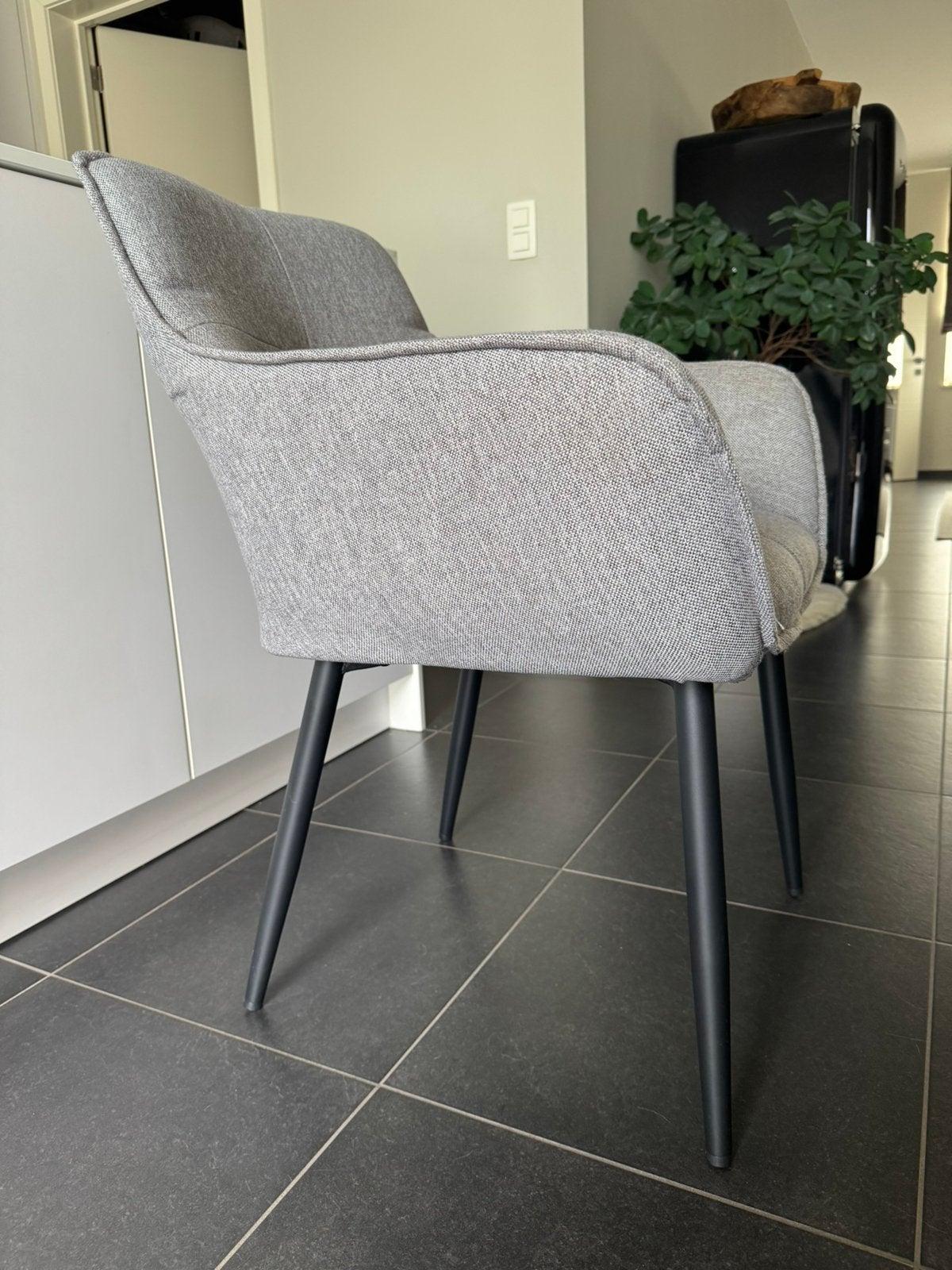 Eetkamerstoel grijs met zwarte poten, Huis en Inrichting, Ophalen, Zo goed als nieuw, Vijf, Zes of meer stoelen, Stof