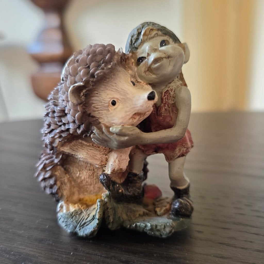 Schattig elfje met egel – decoratief fantasybeeldje, Verzamelen, Ophalen, Zo goed als nieuw