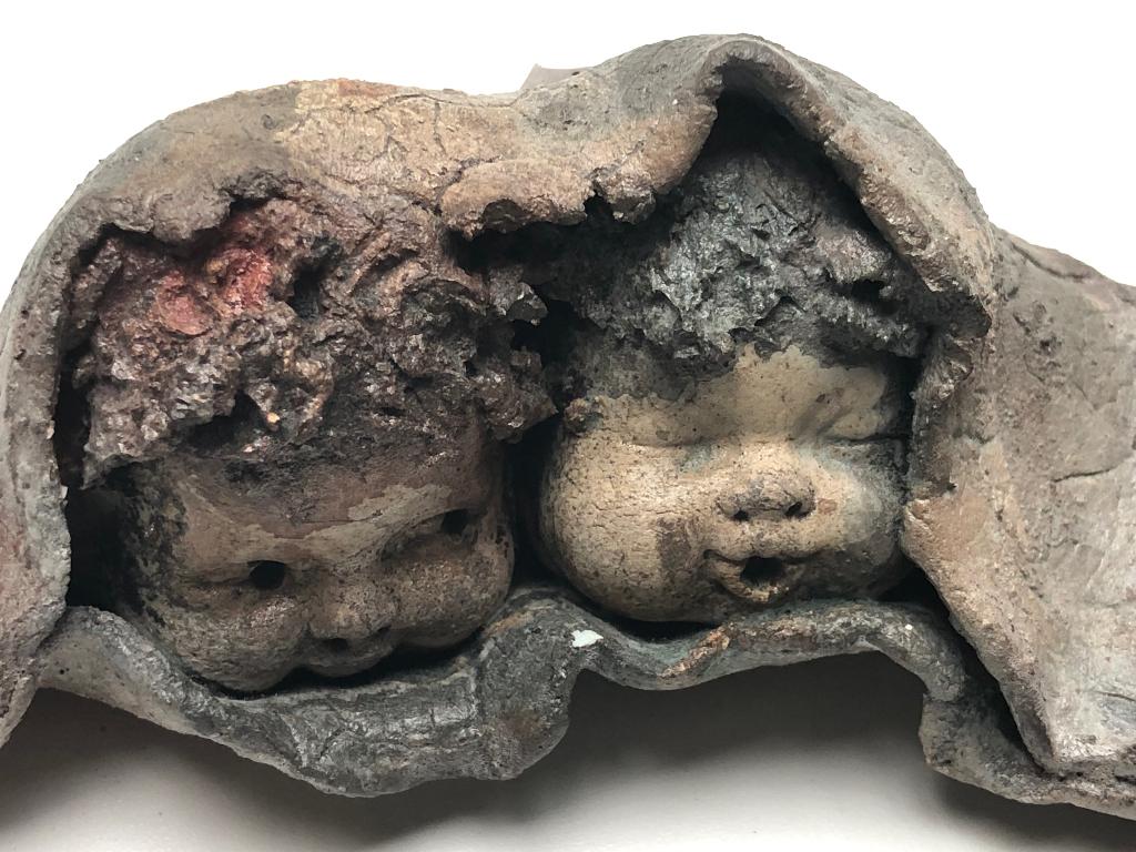 Beeldje van 2 kinderkopjes in keramiek, Enlèvement