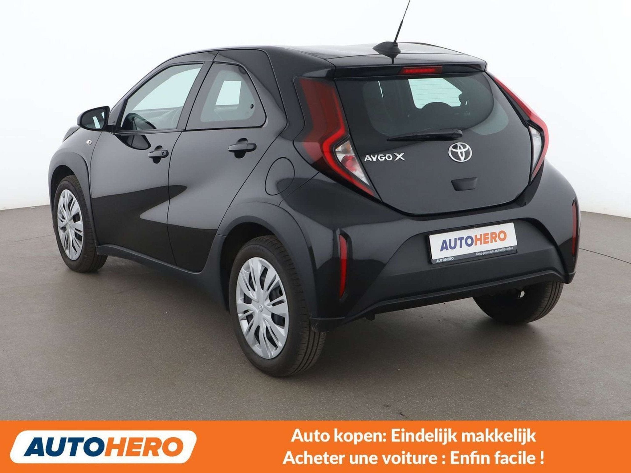 Toyota Aygo X 1.0 VVT-i Business Edition (bj 2024), Auto's, 4 zetels, Stof, Gebruikt, Zwart
