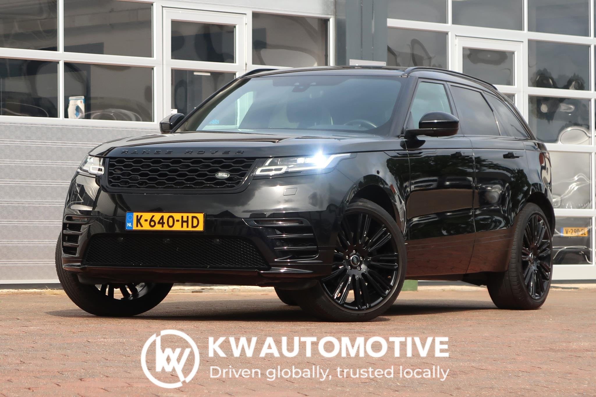 Land Rover Range Rover Velar 2.0 I4 Turbo AWD R-Dynamic P300, Auto's, Automaat, Gebruikt, Range Rover Velar, Zwart