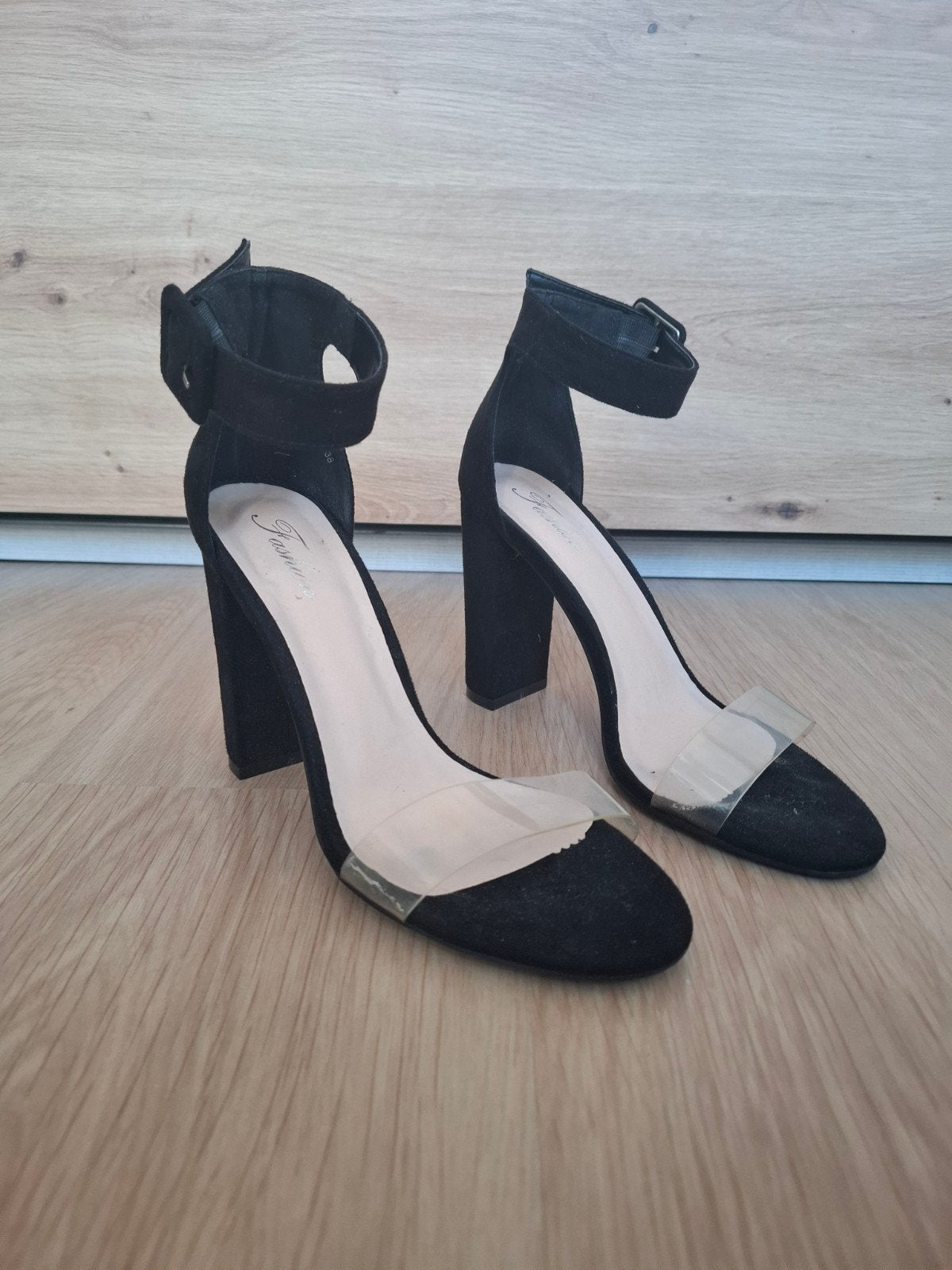 Sandales à talons noires, Enlèvement, Comme neuf