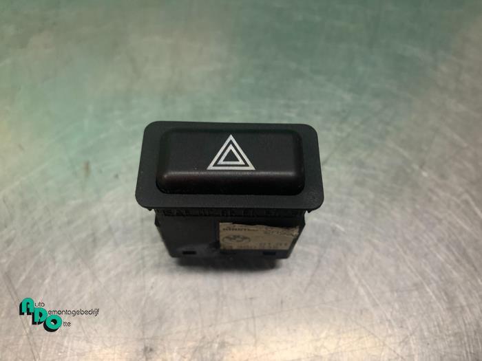 Commutateur éclairage d'urgence d'un BMW 3-Serie (3-Serie 8, -, 3 mois de garantie, Utilisé, -