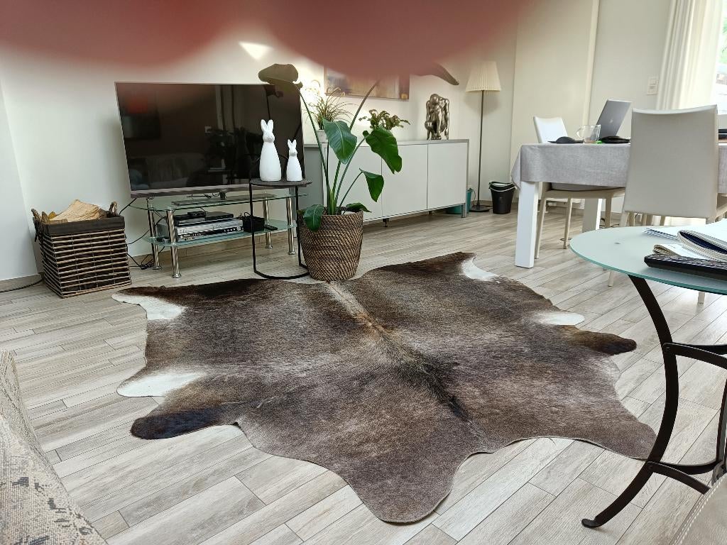 Tapis en peau de vache avec tampon. 162x174 cm Prix 100€, Maison & Meubles, 150 à 200 cm, Crème, Rustiek of moden, 150 à 200 cm