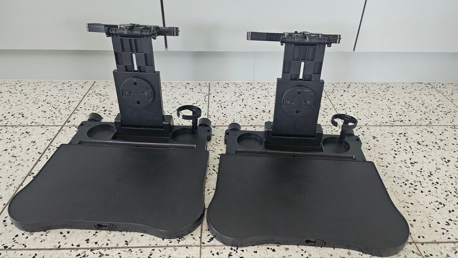 2 opklaptafels voor in de auto, Ophalen