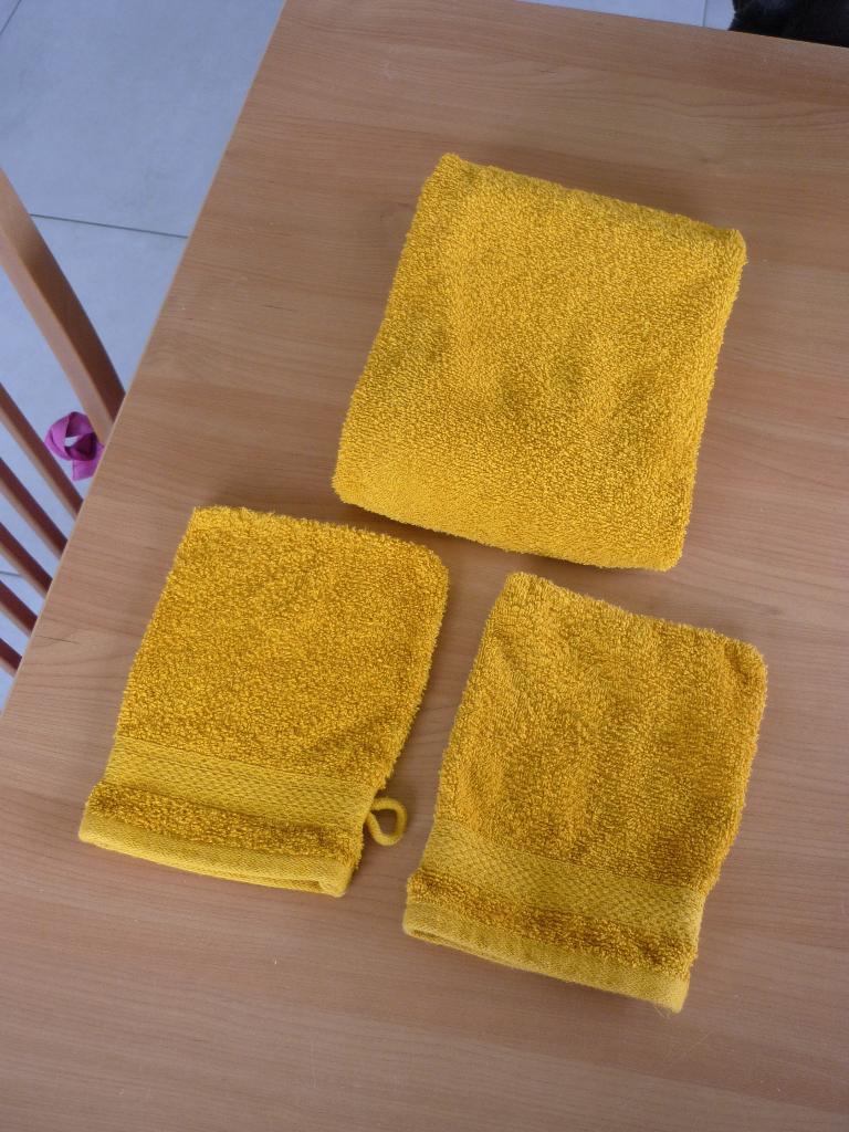 Gratis 2 donkergele okerkleurige washandjes en 1 handdoek, Ophalen, Handdoek