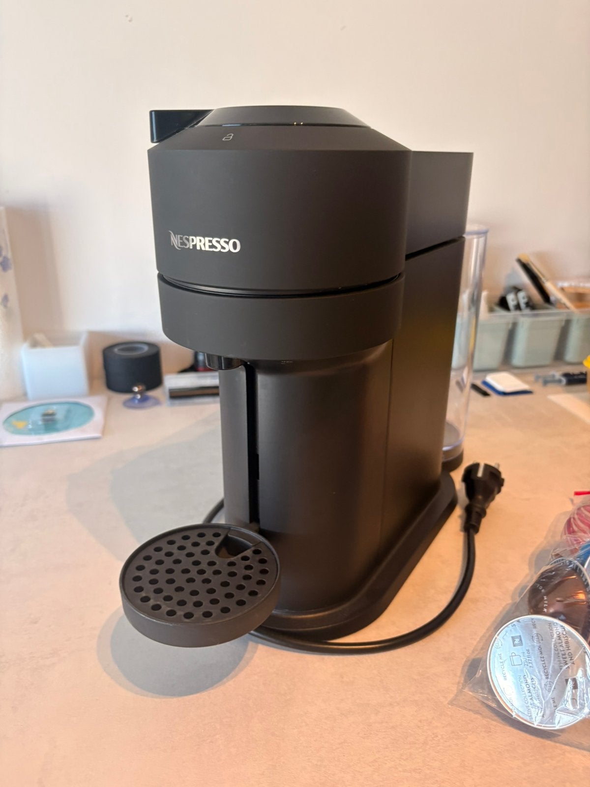 nespresso vertuo koffiemachine + capsules, Ophalen of Verzenden, Zo goed als nieuw, Koffiemachine