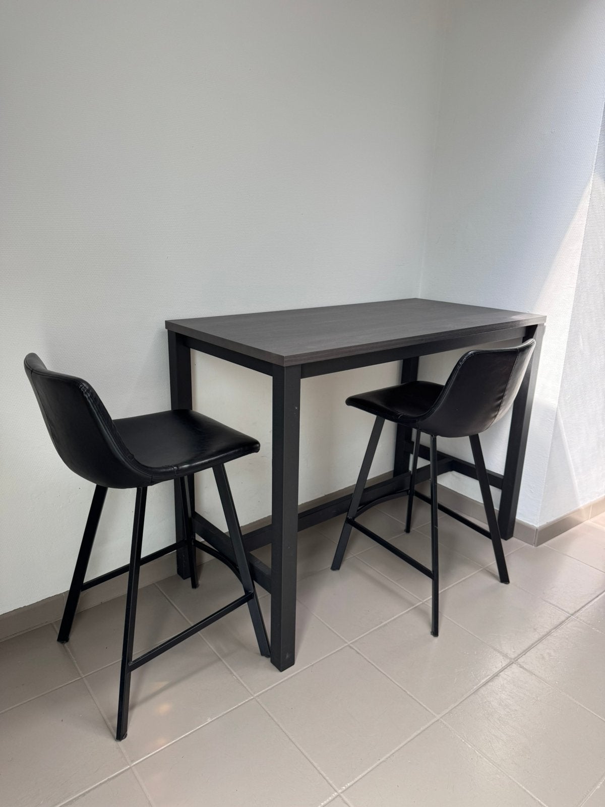 Table haute avec 2 chaises hautes venant de Weba, Ophalen, Zo goed als nieuw