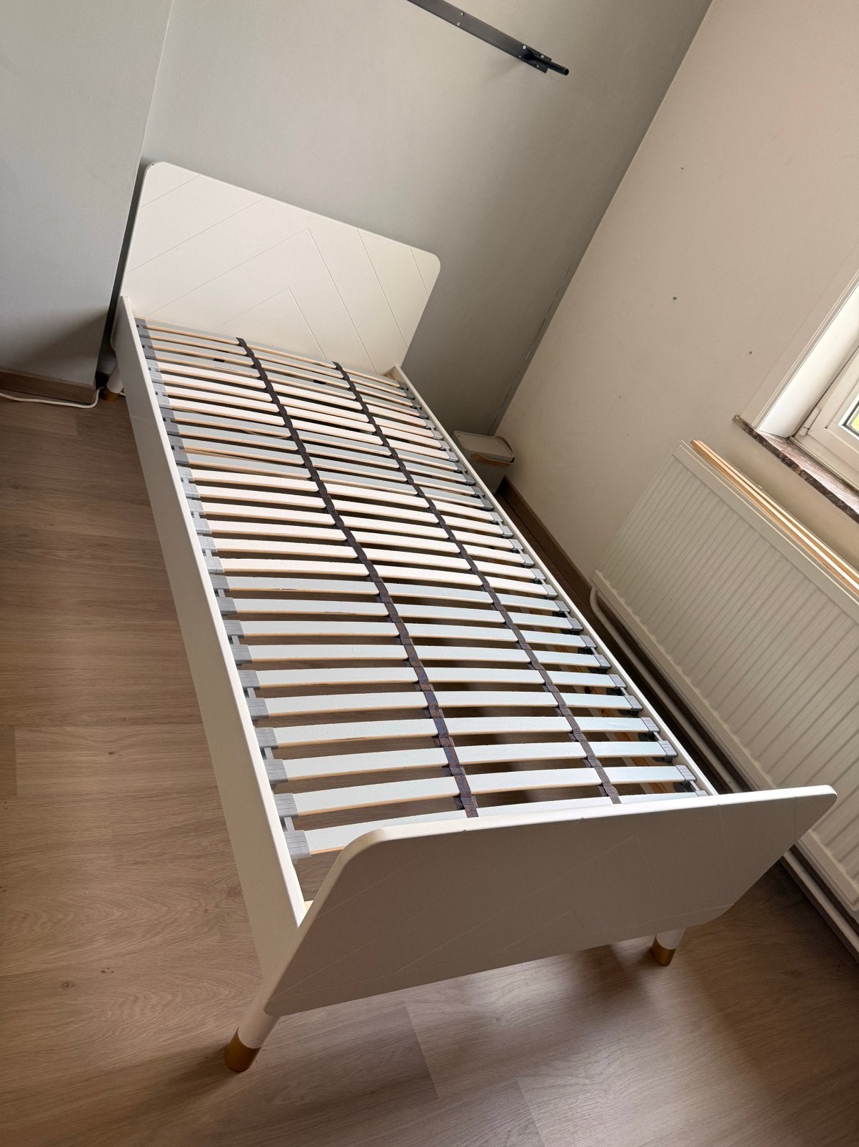 Eenpersoonsbed 'Billy' met gouden pootjes, Ophalen, 85 tot 100 cm, Gebruikt, Lattenbodem