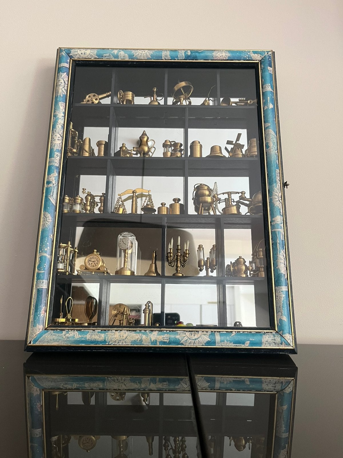 Miniatures en cuivre dans une vitrine, Maison & Meubles, Armoires | Vitrines, Enlèvement, Comme neuf