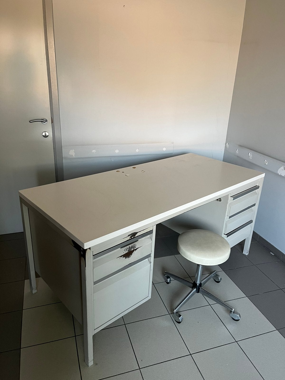 Vintage metale (dokters) bureau tafel, Huis en Inrichting, Vintage, Ophalen, Zo goed als nieuw, Metaal