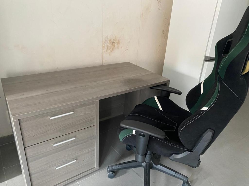 Bureau + stoel, Huis en Inrichting, Bureaus, Ophalen
