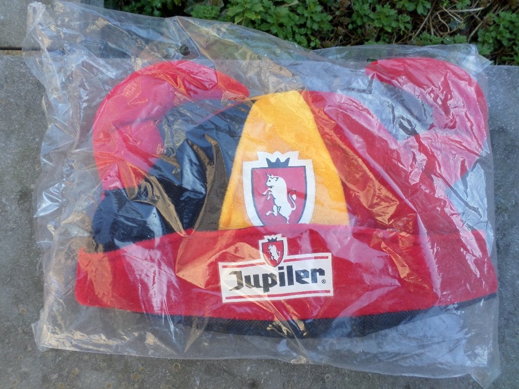 Chapeau de fête Belgique Jupiler foot rouge taureau cornes, Enlèvement ou Envoi, Neuf, Chapeau ou Perruque