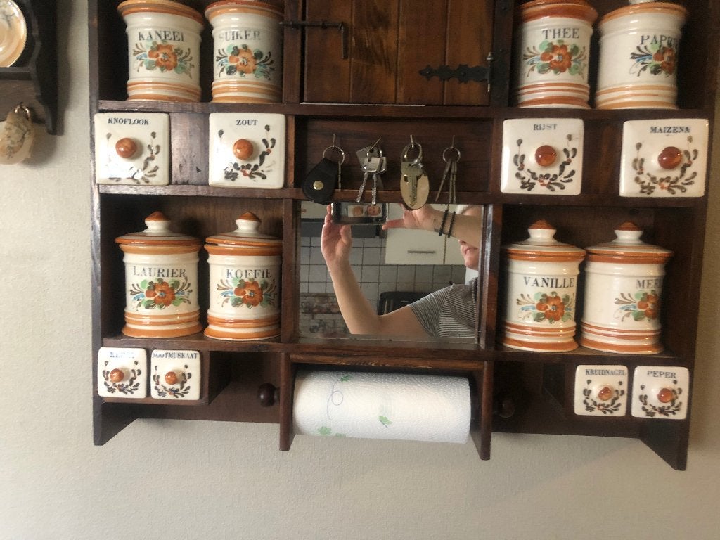 Koffie en kruidenrek, Ophalen