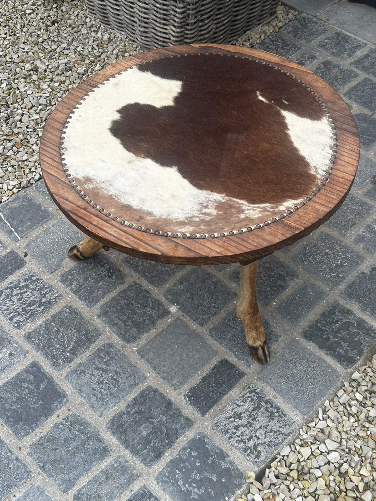 Salon tafel koe vel en herten poten opgezette, Enlèvement