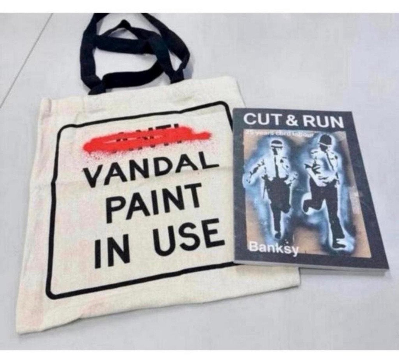 BANKSY Cut and Run - Livre et sac, nouvel de marchandises, Enlèvement ou Envoi, Neuf, Livre, Revue ou Article