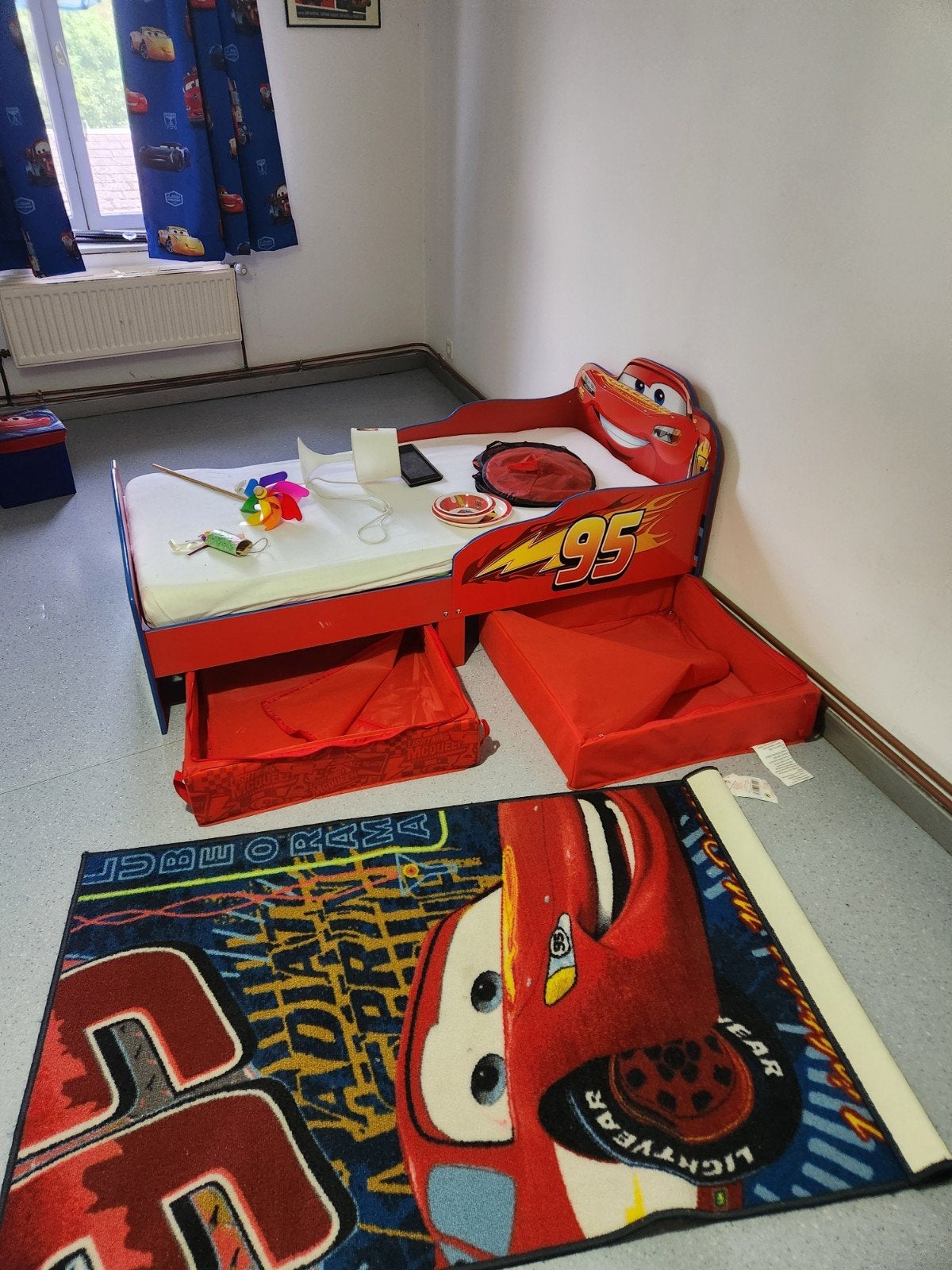 Lit cars, bureau, tapis,etc, Enfants & Bébés, Accessoires de mode pour enfants, Enlèvement
