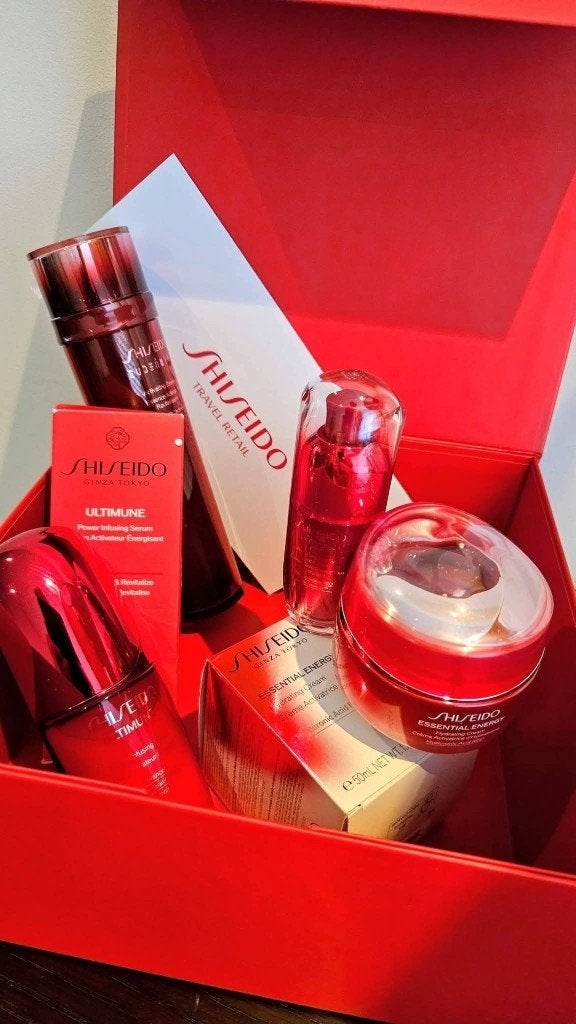 Shiseido skin care koffer met 4 produkten ( NIEUW ), Ophalen of Verzenden, Nieuw, Gehele gezicht, Verzorging