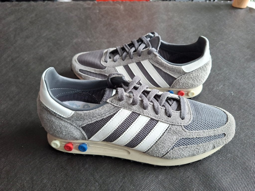 Chaussures Adidas vintage 42 2/3, Ophalen, Nieuw, Schoenen