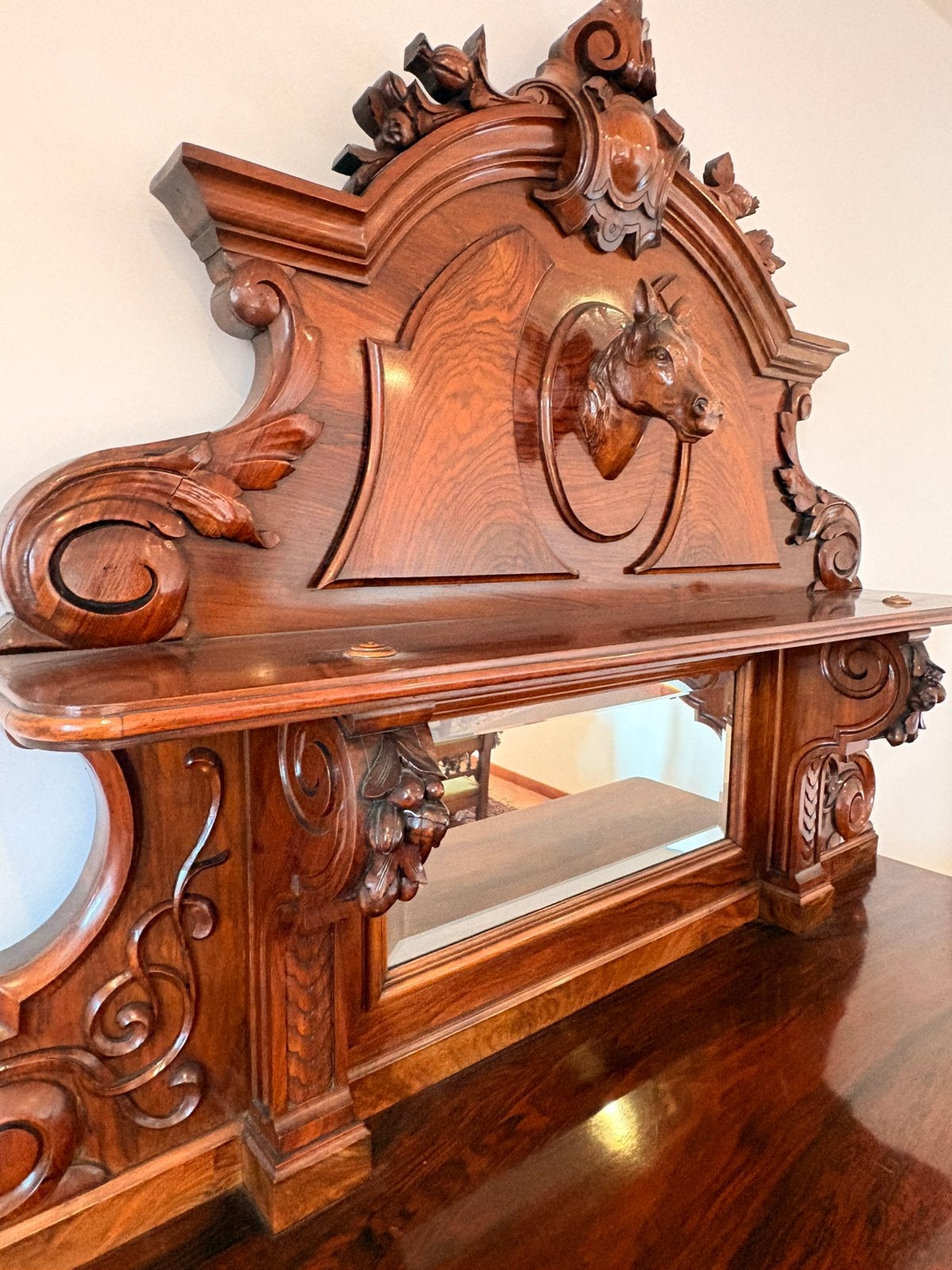 Buffet ancien avec miroir et sculptures — Noyer, Enlèvement