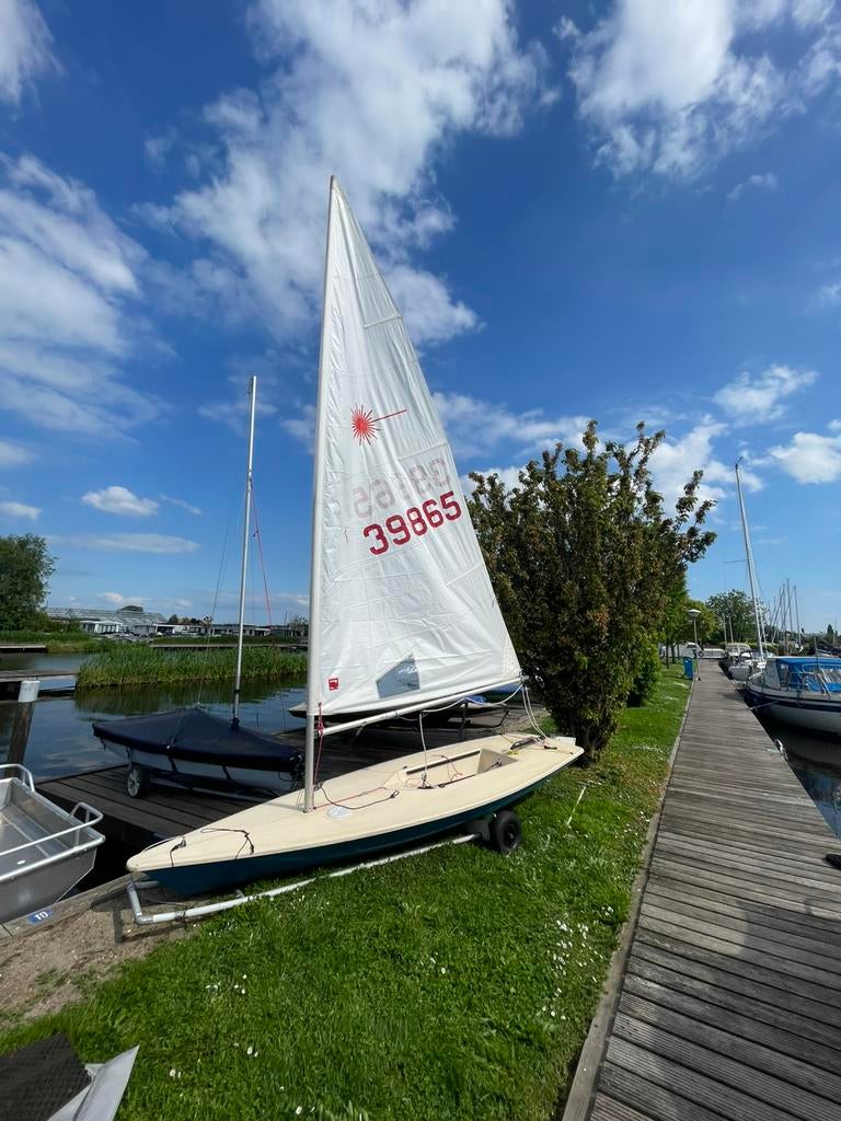 Laser très complet, Sports nautiques & Bateaux, Voiliers ouverts, Comme neuf, Laser, Laser, Polyester, Grand-voile, Remorque incluse