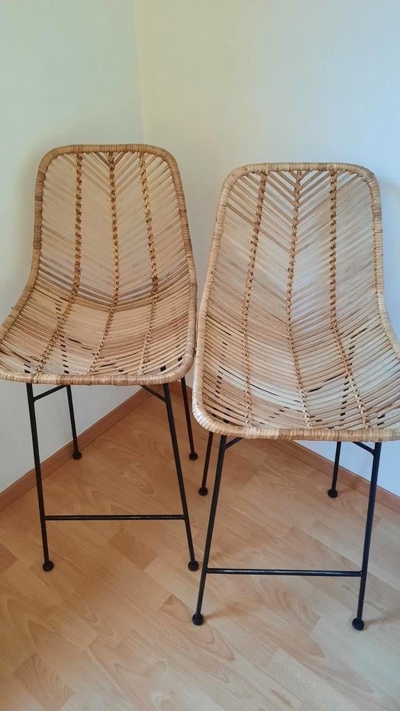 2 rotan barstoelen met zwart metalen frame, Ophalen, Zwart