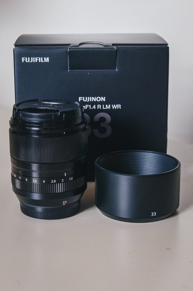 Fujifilm Fuji 33 mm 1,4 R WR, Fujifilm, Lentille standard, Pare-soleil, Enlèvement ou Envoi