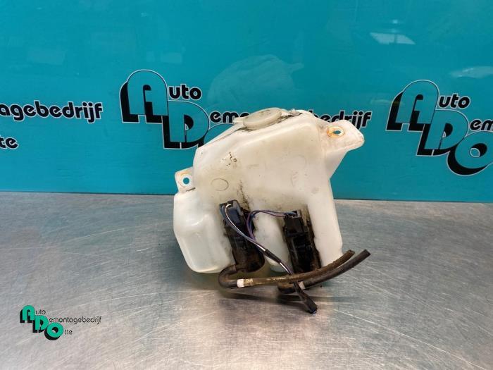 Ruitensproeiertank voor van een Daihatsu Young RV (Young RV, Gebruikt, Daihatsu, -, -