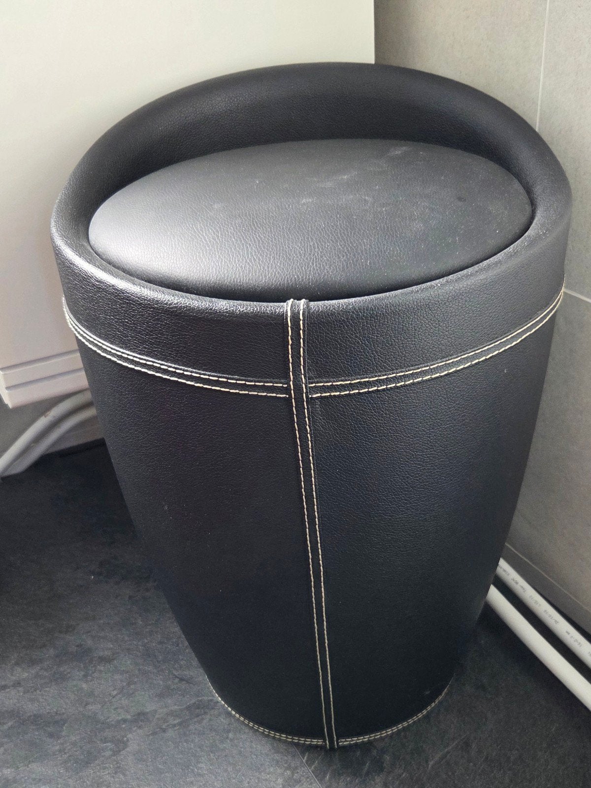 tabouret et panier à linge comme neuf, Enlèvement, Noir, Panier à linge