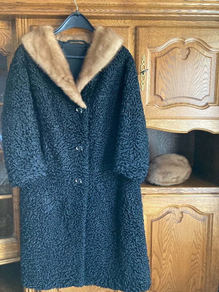 Mooie astrakan jas met bontkraag en bijhorend hoedje, Kleding | Dames, Jassen | Winter, Ophalen, Gedragen, Maat 38/40 (M), Zwart