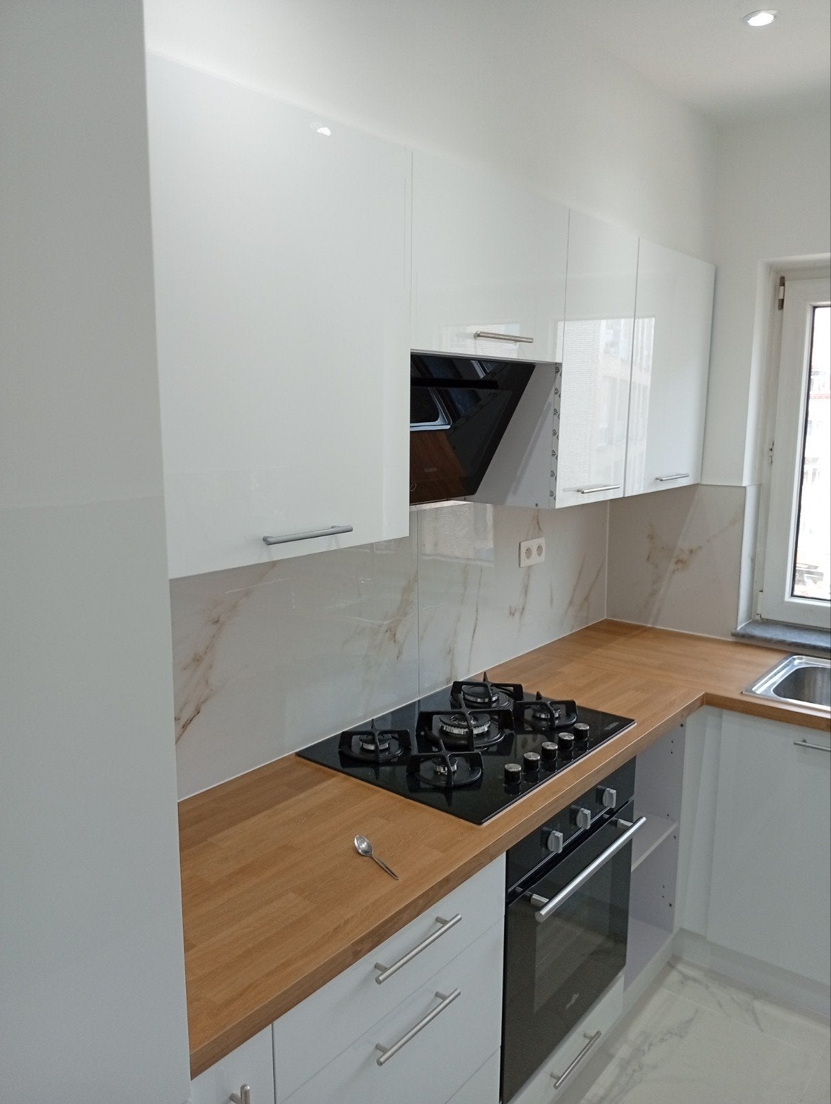 Montage de cuisine et meuble et peinture