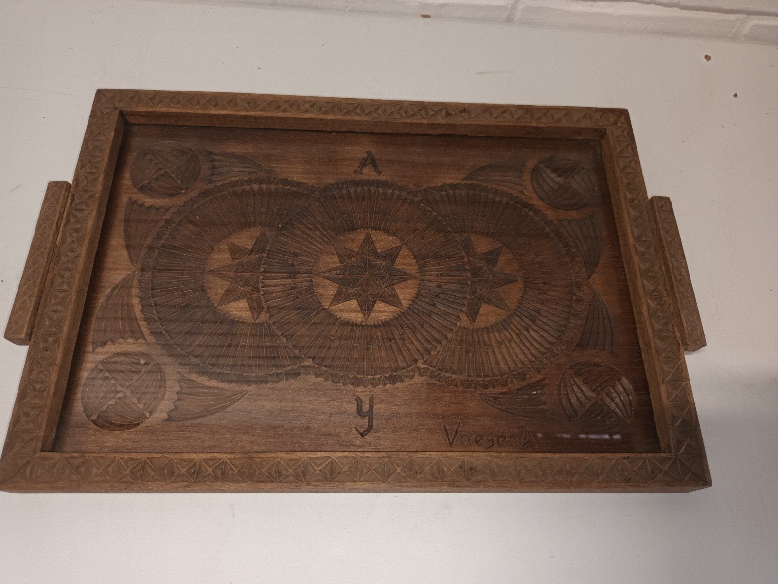 Antiek handgesneden houten dienblad (Kerfsnede / Volkskunst), Enlèvement ou Envoi
