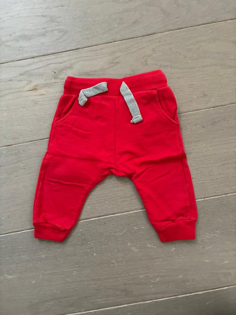 Rood Jogging Broekje van Zara (Maat 74 / 6-9 maand), Enfants & Bébés, Vêtements de bébé | Taille 74, Pantalon, Garçon, Enlèvement ou Envoi