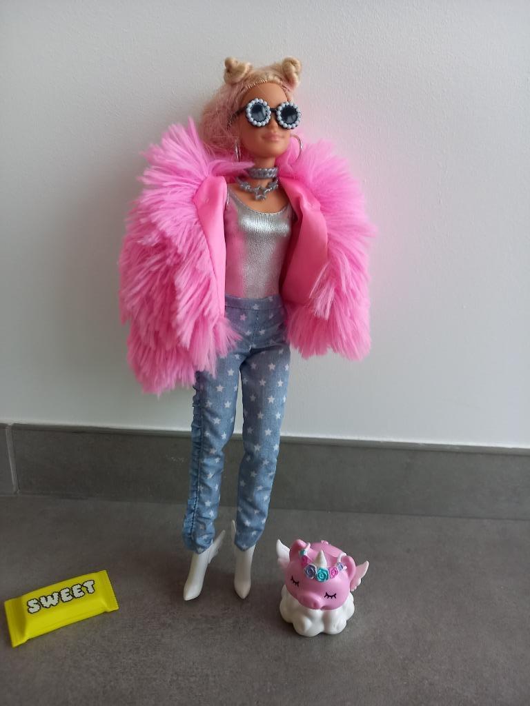Barbie met roze bontjas en varken, Kinderen en Baby's, Ophalen of Verzenden, Barbie