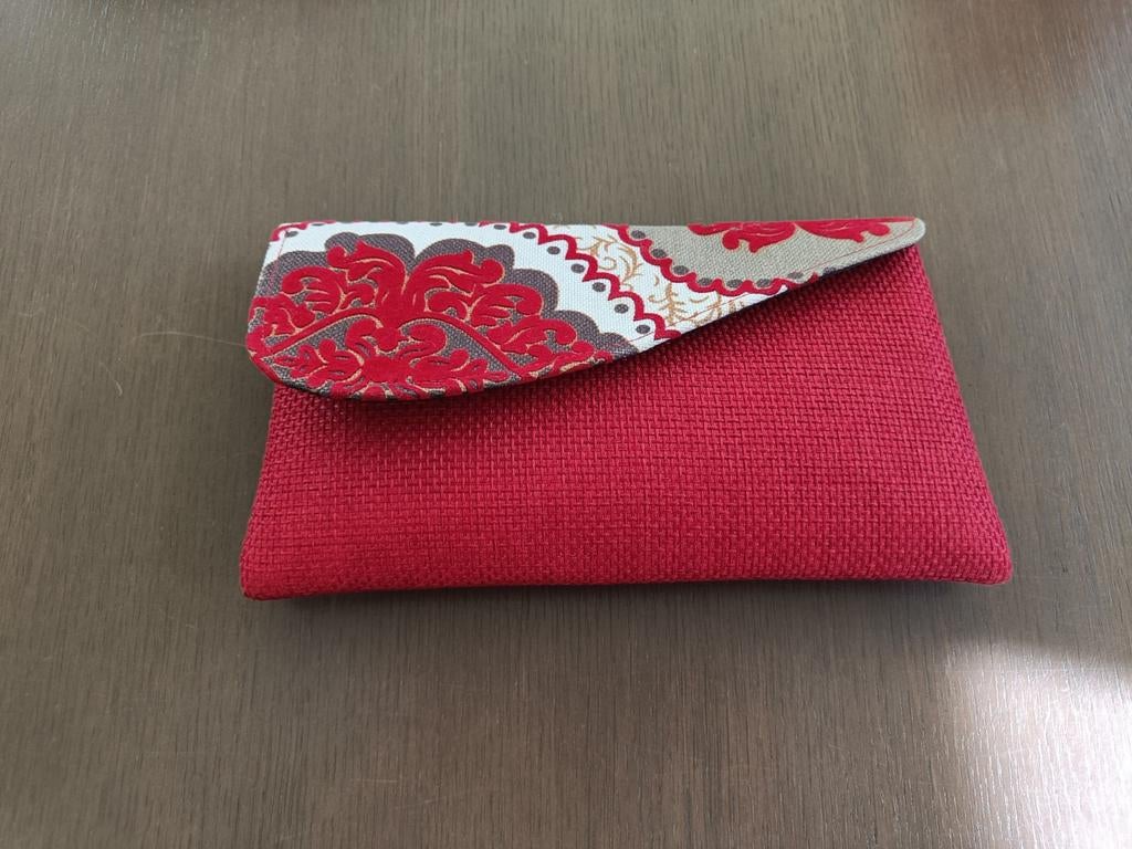 Clutch handtas donkerrood met versiering op de voorkant, Ophalen of Verzenden, Nieuw, Handtas